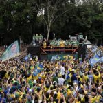 Miles de brasileños salen a las calles a siete días de la segunda vuelta presidencial más reñida de su historia
