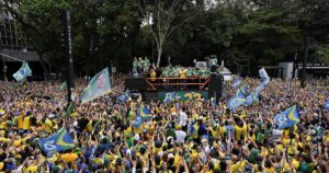 Miles de brasileños salen a las calles a siete días de la segunda vuelta presidencial más reñida de su historia