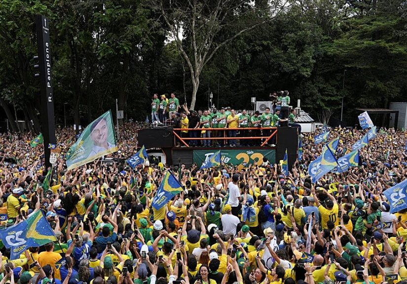 Miles de brasileños salen a las calles a siete días de la segunda vuelta presidencial más reñida de su historia