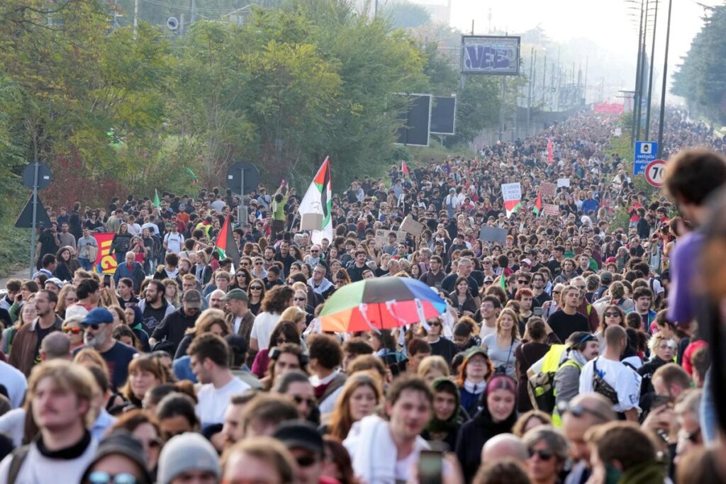 Miles de personas vuelven a salir a la calle en Italia para protestar contra el Gobierno en plena huelga general