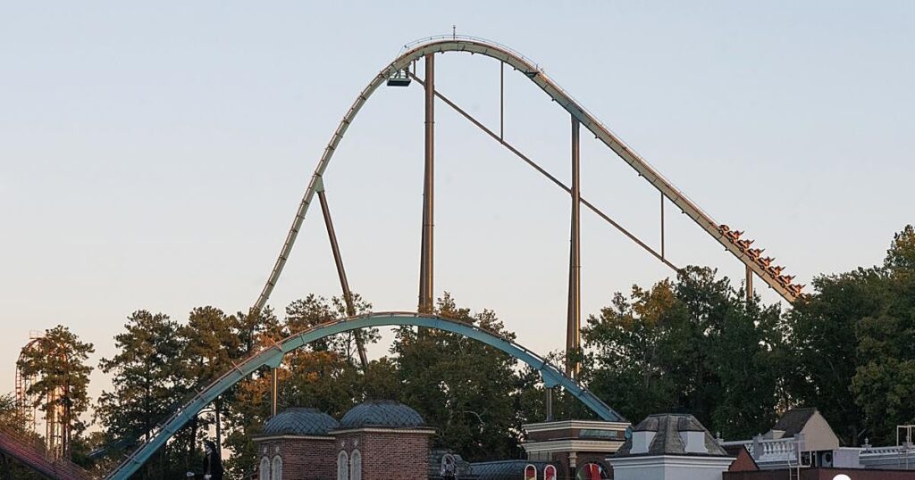 Muere una persona tras caer de una montaña rusa en el parque de Six Flags Over en Georgia (EE.UU.)
