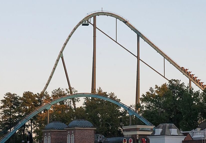 Muere una persona tras caer de una montaña rusa en el parque de Six Flags Over en Georgia (EE.UU.)