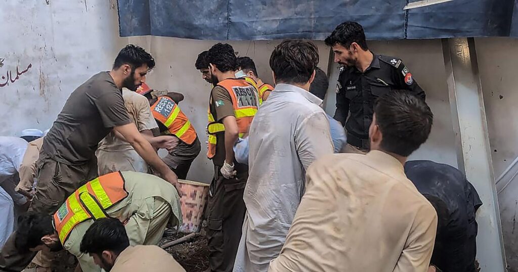 Mueren 27 alumnos y un profesor al derrumbarse el techo de un colegio en Pakistán