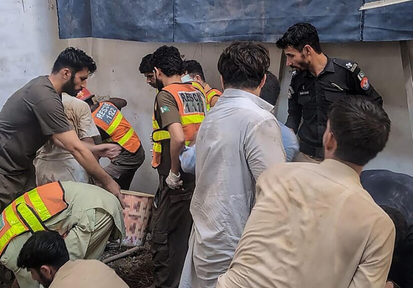Mueren 27 alumnos y un profesor al derrumbarse el techo de un colegio en Pakistán