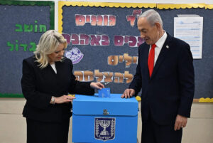 Netanyahu acude a votar junto a su mujer en Jerusalén y reafirma la importancia de una alta participación