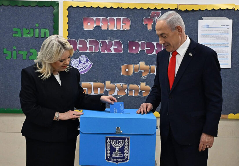 Netanyahu acude a votar junto a su mujer en Jerusalén y reafirma la importancia de una alta participación