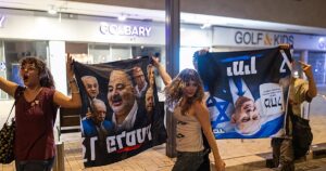 Netanyahu agita el fantasma del fraude tras quedar en minoría en el Parlamento