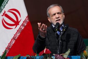 Pezeshkian traslada a EEUU que «no puede bloquear todos los caminos y hablar de negociaciones»