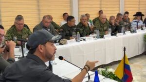 Presidente lanza ofensiva contra grupos armados en Arauca y advierte a funcionarios con nexos criminales