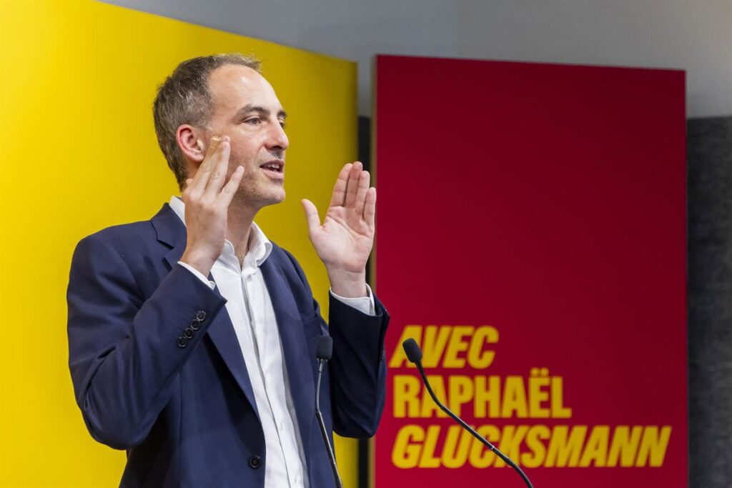 Raphaël Glucksmann gana de forma aplastante las primarias presidenciales socialistas en Francia