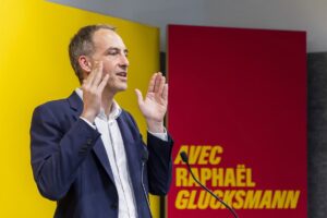 Raphaël Glucksmann gana de forma aplastante las primarias presidenciales socialistas en Francia