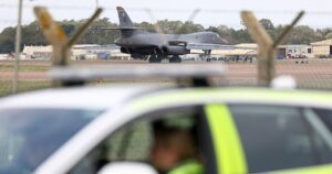 Séptimo detenido por el supuesto complot contra una base británica tras el que Trump retiró los bombarderos de EE.UU.