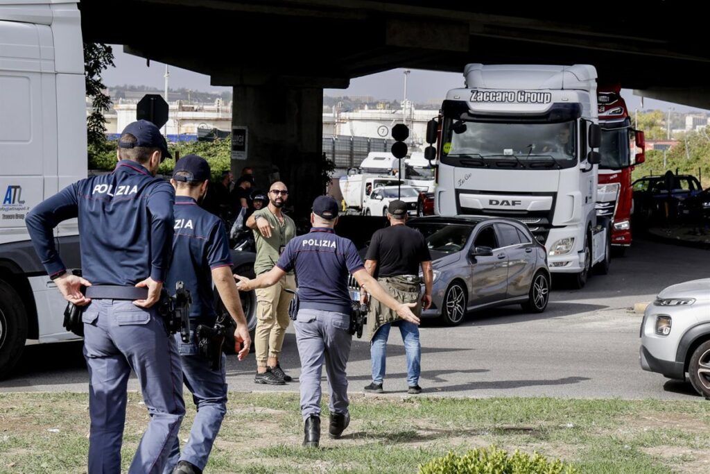 Transportistas levantan los bloqueos de carreteras en el sur de Italia tras el decreto de ayudas de Meloni