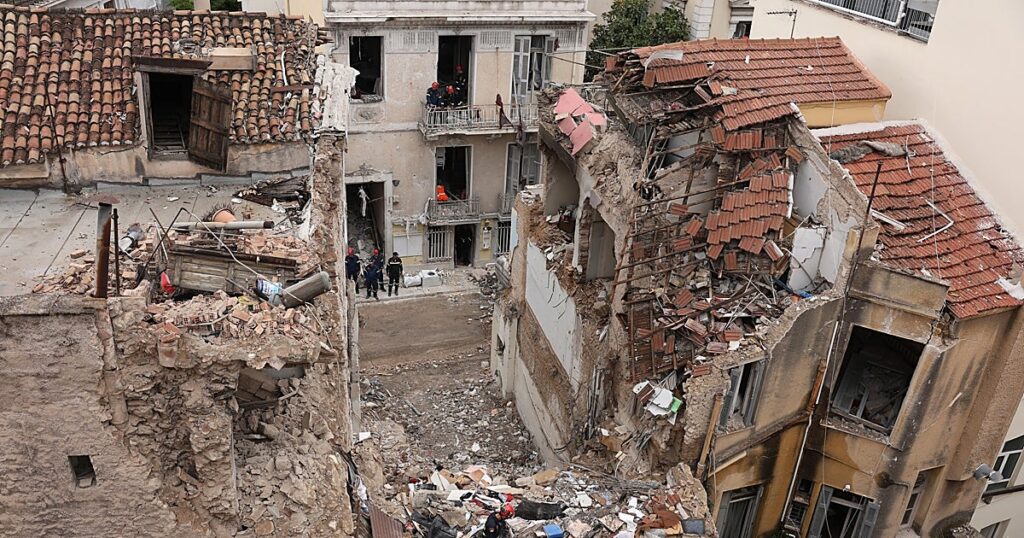 Tres detenidos por el derrumbe de un edificio en Atenas donde habían robado las tuberías del gas