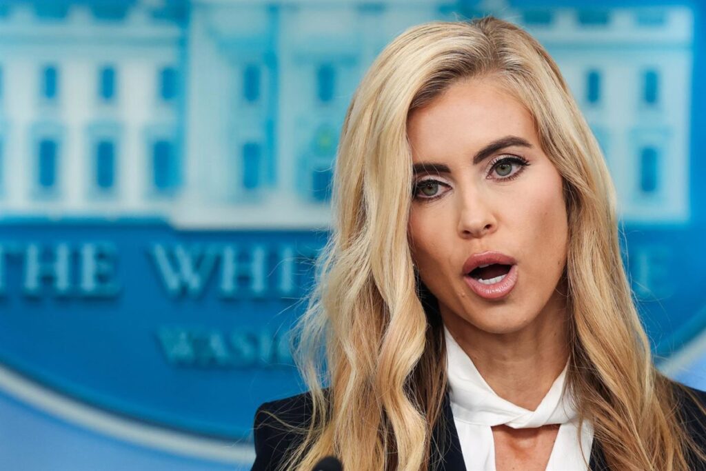 Trump confiesa que se está replanteando a Katie Zacharia como portavoz porque los medios «la hacen sufrir»