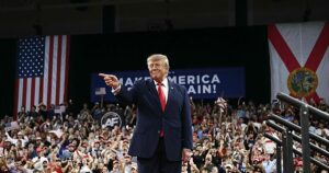 Trump hace campaña en Florida ante el creciente rechazo de los hispanos a las redadas migratorias