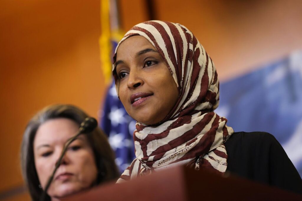 Trump sugiere que la congresista Ilhan Omar «podría ir a la cárcel» en plena investigación por fraude migratorio