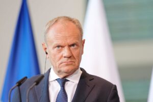 Tusk justifica la intervención en el Constitucional y atribuye la crisis al PiS y a «bots rusos»