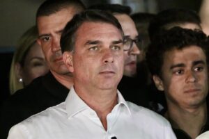 Un diputado de Flávio Bolsonaro anuncia que el excandidato presidencial ha partido rumbo al «exilio» en EEUU