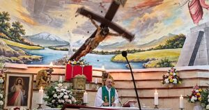 Un sacerdote muere en plena misa tras caerle encima una cruz en Ecuador