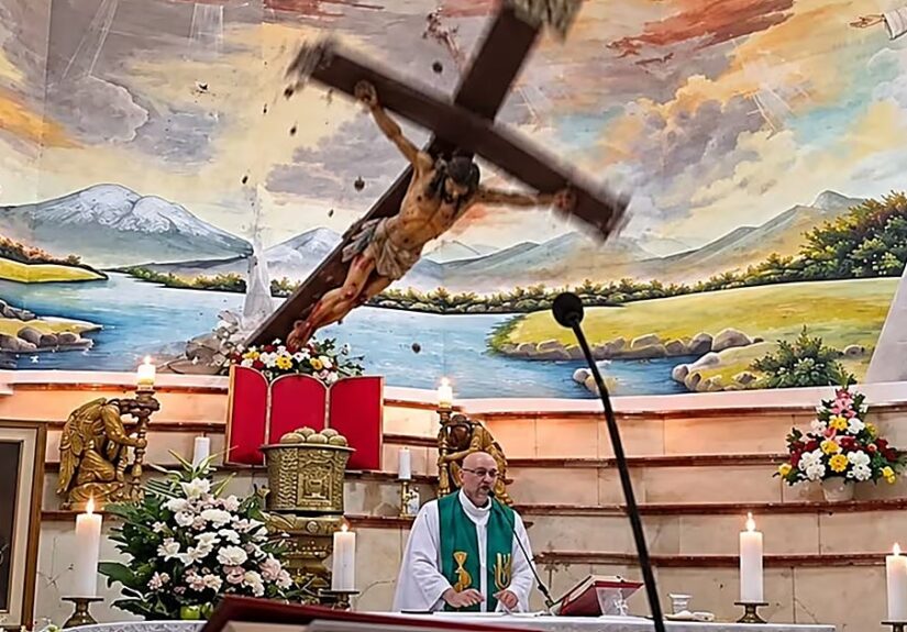 Un sacerdote muere en plena misa tras caerle encima una cruz en Ecuador