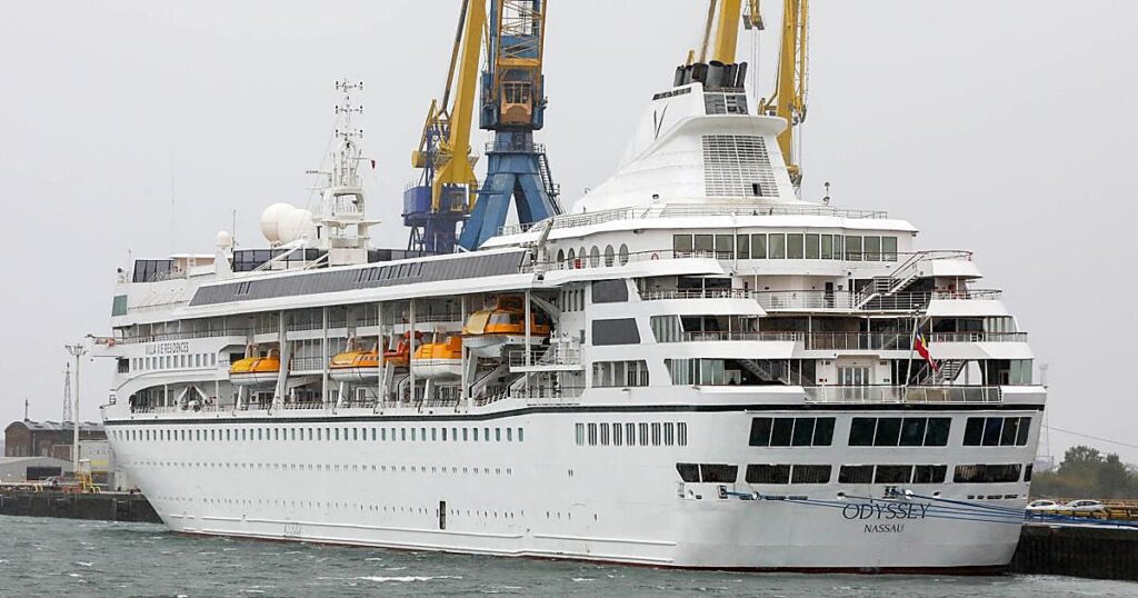 Unos 200 pasajeros de un crucero de lujo, abandonados en Camboya porque la empresa se quedó sin dinero