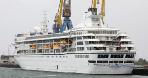 Unos 200 pasajeros de un crucero de lujo, abandonados en Camboya porque la empresa se quedó sin dinero