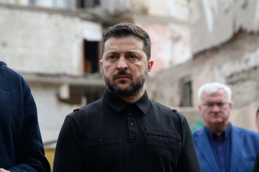 Zelenski pide a la OTAN que no cese el suministro de armas a Ucrania para compensar los bloqueos a Starlink