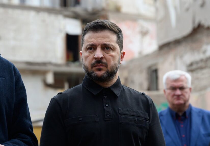 Zelenski pide a la OTAN que no cese el suministro de armas a Ucrania para compensar los bloqueos a Starlink