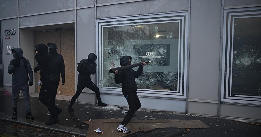 de las cargas policiales a una cerveza al grito de «¡viva la libertad!»
