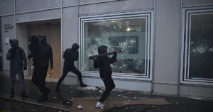 de las cargas policiales a una cerveza al grito de «¡viva la libertad!»