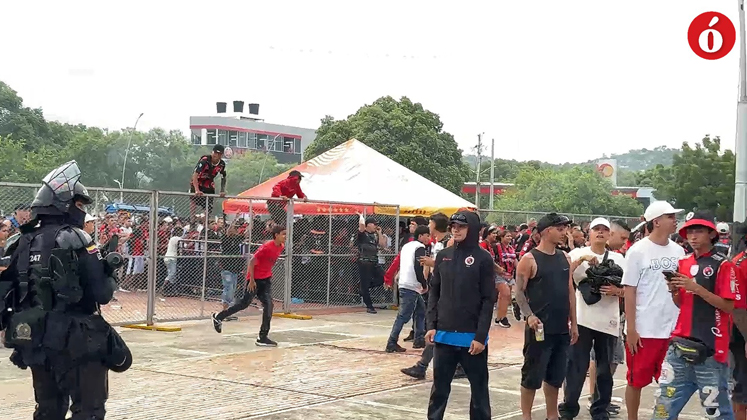 hinchas del Cúcuta Deportivo saltaron las vallas para ingresar al estadio