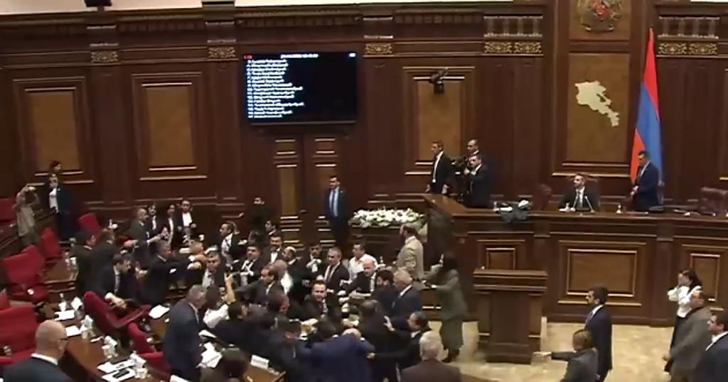 los diputados terminan a golpes