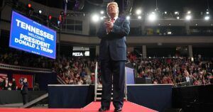 los ‘regalos’ de Trump para ‘comprar’ votos y salvar su segundo mandato