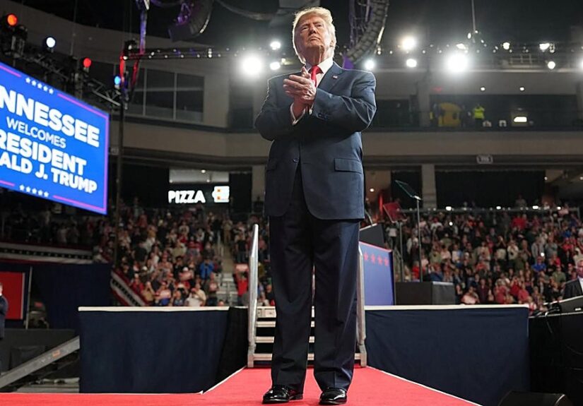 los ‘regalos’ de Trump para ‘comprar’ votos y salvar su segundo mandato